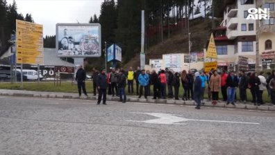 Протест срещу закриването на пожарната в Пампорово блокира пътя Смолян-Пловдив