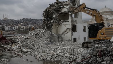 Сграда се срути върху семейство с три деца край Истанбул