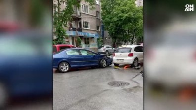 Коли се блъснаха в колчетата на новите велоалеи в центъра на София
