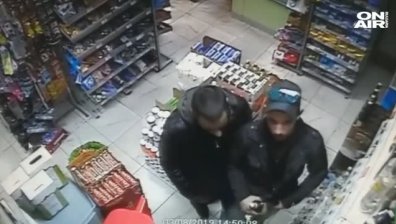 Двама младежи си напазаруваха от супермаркет в Бургас... но без да платят (Видео)