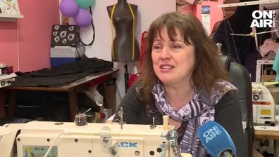 40 години отдава сърцето си на професията: Рене - шивачката, която усмихва клиентите си