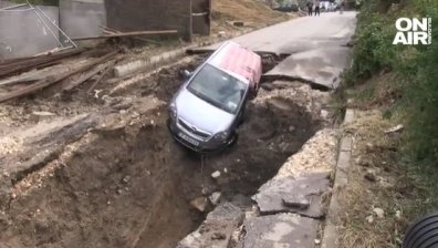Апокалипсис в Русе след бурята: Коли и мазета под вода, прекършени дървета и щети по сгради