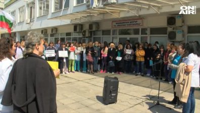 Медици от няколко града и омбудсманът излязоха на протест в Бургас