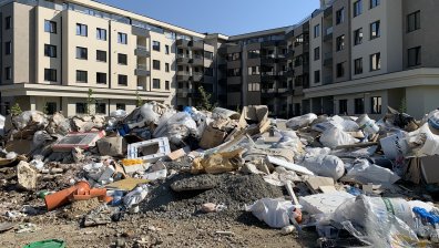 Helpbook: Нов строеж на Витоша, а пред него камари от боклуци