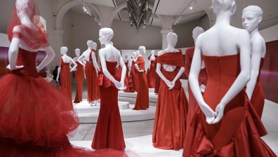 Стил в червено: Между класиката и авангарда (СНИМКИ)