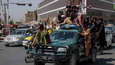 Талибаните забраниха на бръснарите да подстригват брадите на мъжете