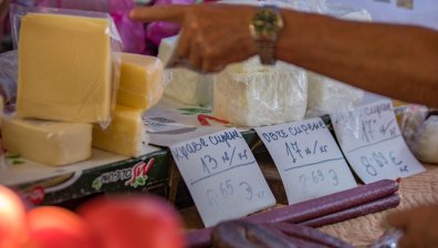 Цените непрекъснато скачат, заплатите не догонват: "В чужбина е много по-евтино"