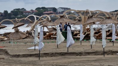 Коли и трупове на животни в морето. На "Арапя" чакали евакуация с хеликоптер: "Бяхме на мивките отгоре"