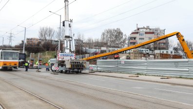 Огромен кран се прекърши и падна на строеж на метрото
