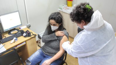 ВАП пита МЗ: Как ограничавате Ковид-19 и какво става с третата доза