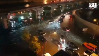 Дъжд превърна улиците на Торонто в реки
