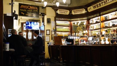 Заради затворените пъбове изхвърлят близо 50 млн. литра бира на Острова