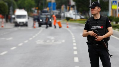 Автобус в Истанбул се вряза в чакащи на спирка и рани 13 души