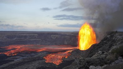 Вулканът Килауеа на Хаваите изхвърли 100-метрови фонтани от лава