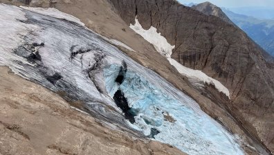Търсят още петима туристи, изчезнали след срутването на ледник, 8 са се спасили