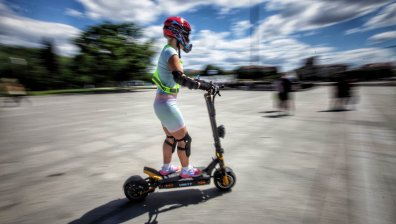 "Пътна полиция": Незаконно е да се возят по двама на електрическа тротинетка