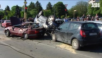 Варна: Жена връхлетя с джипа си спрели на червено коли