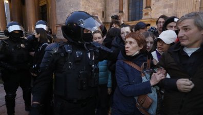 Рускини масово се озовават в затвора заради протестите си срещу мобилизацията
