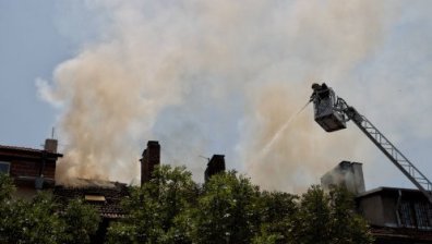 Гори жилищна сграда в центъра на София