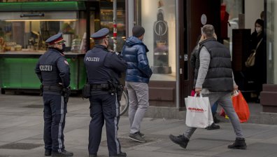 Полицаи и войници следят за мерките в Тирол заради южноафриканския щам
