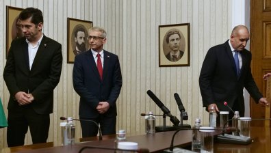 След празната папка Радев предупреди за предстояща криза, Денков излезе оптимист