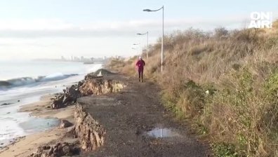 С риск за живота бургазлии преминават по крайбрежната алея към кв. "Сарафово"