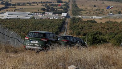 След гонка по пътищата в Бургаско спипаха група нелегални мигранти