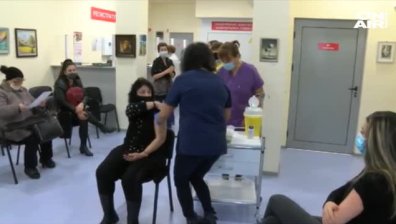 Опашки от чакащи за ваксина и в Бургас, разкриха 6 кабинета за имунизиране