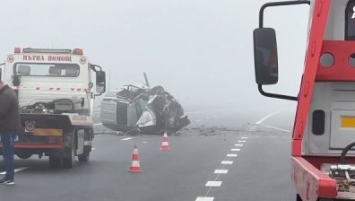 23-годишна жена е минала през мантинелата и е причинила катастрофата на "Тракия" (+ВИДЕО)