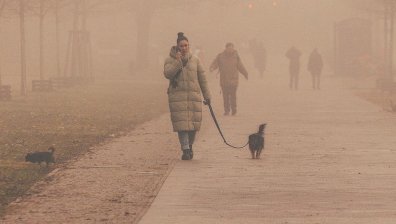 Неделни мъгли, облаци, на места ще вали и сняг