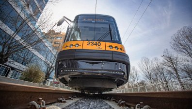 Жена е блъсната на трамвайни релси в София