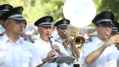 Наградиха пожарникарите, гасили операта в Русе