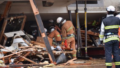 Вадят още мъртви тела след земетресението в Япония, дъжд и студ затрудняват търсенето на оцелели