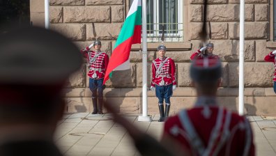 Тържествено издигане на националния флаг пред президентството за&nbsp;Деня на народните будители (ВИДЕО)