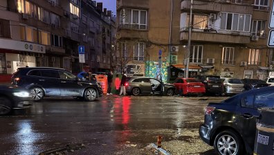 Шофьор се вряза в паркирани коли в София