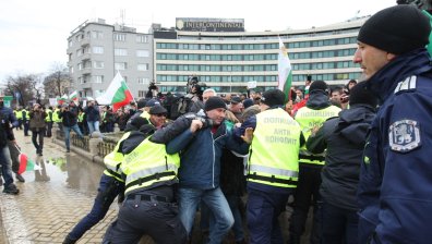 Хотелиери и ресторантьори протестираха пред парламента