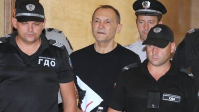 Божков пристигна в съда, иска по-лека мярка