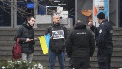 Протестиращи казаха "Не на войната" пред Руския културен център