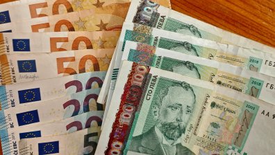 Плащаме с левове и чакаме ресто в евро, връщат ни в каквато валута имат