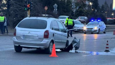 Пиян и дрогиран е бил шофьорът, отнесъл кола на светофар в София