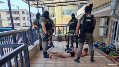 Полицаи арестуваха по долни гащи мъж за нападение с нож в Слънчев бряг