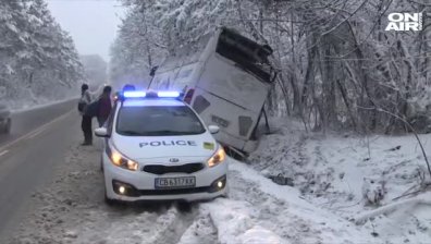 Зимна България: Катастрофи, затворени пътища и населени места без ток