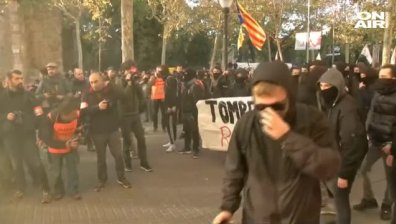 Сепаратисти и полиция влязоха в сблъсъци пред правителството в Барселона