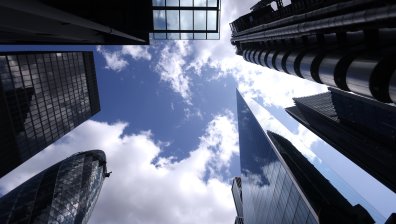 Мъж се катери по небостъргач в центъра на Лондон, полицията го посрещна на покрива