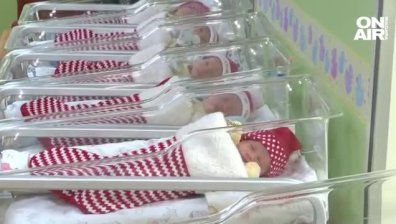 Най-хубавият подарък за празниците: Бебета в коледни чорапи и шапки