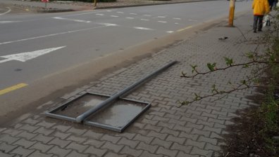 HelpBook: Повече от година пътен знак е паднал до спирка в София