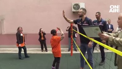 Волейболни шампиони подариха спортна площадка на лица с умствена изостаналост