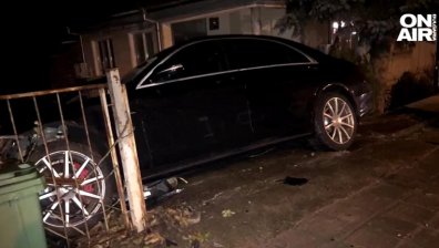 14-годишен подкара и блъсна семейната кола в ограда на къща в Йоаким Груево