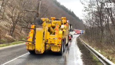 Един загинал при катастрофа в Прохода на Републиката, жена и дете са в болница