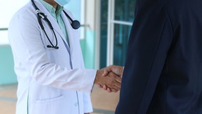 Разследват лекари, ползвали повторно импланти от починали пациенти върху живи хора